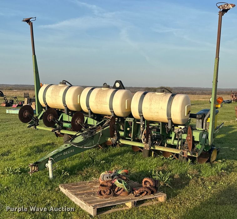 John Deere 7200 MaxEmerge 2 no-till planter - EJ8379