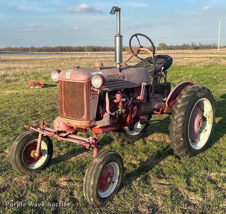 International Harvester Farmall Cub tractor - EJ8421