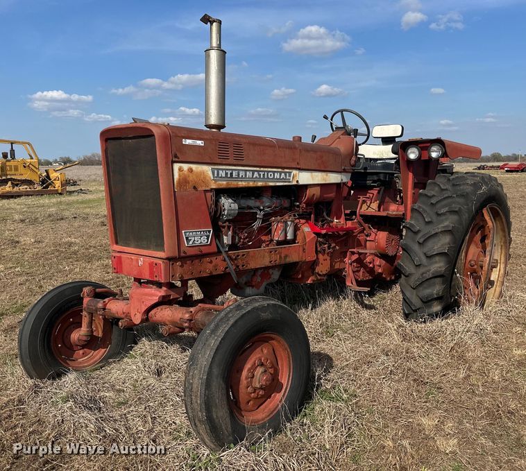 International Farmall 756 tractor - EJ8425
