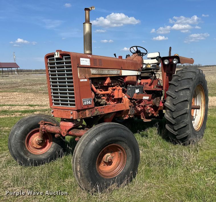 1964 International Farmall 856 tractor - EJ8430