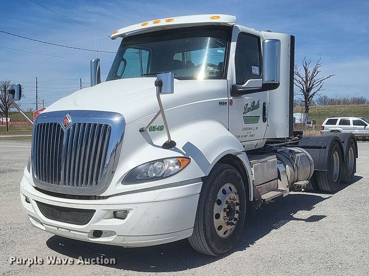 2019 International RH613 semi truck - DS5352