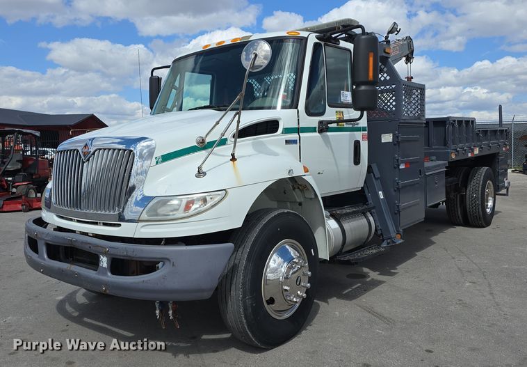 2013 International DuraStar 4300 flatbed truck - DT6800