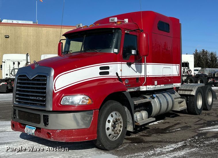 2015 Mack CXU613 semi truck - DV0569