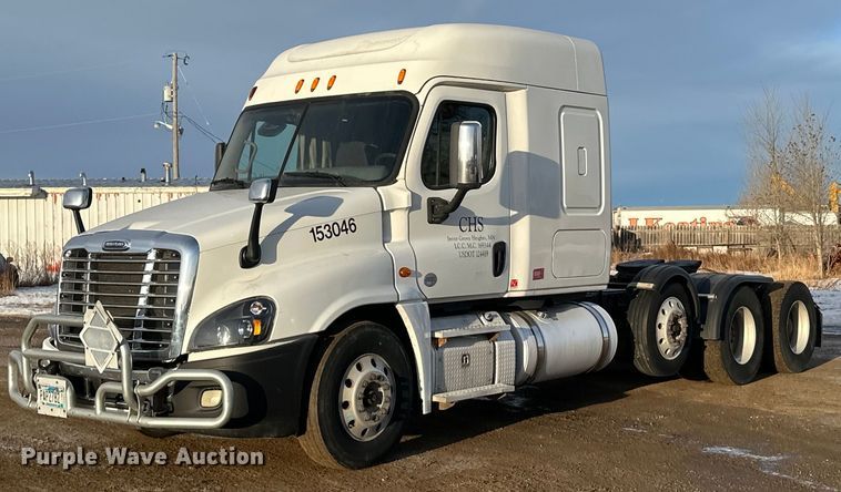 2015 Freightliner  Cascadia 125 semi truck - DV0605