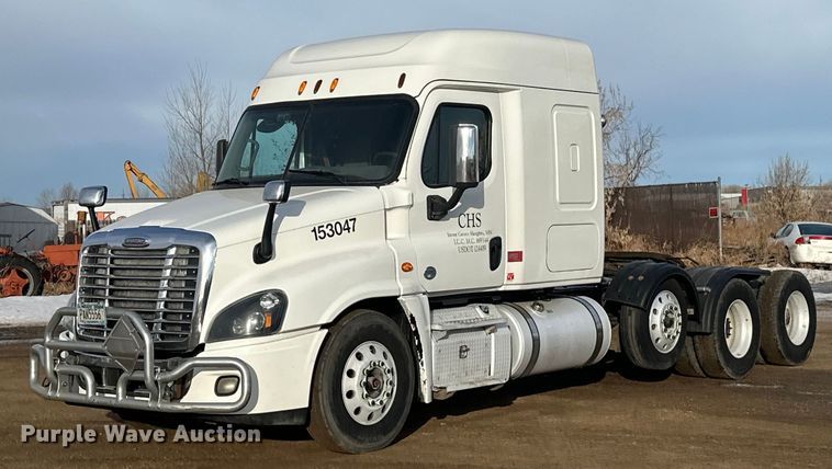 2015 Freightliner Cascadia 125 semi truck - DV0607