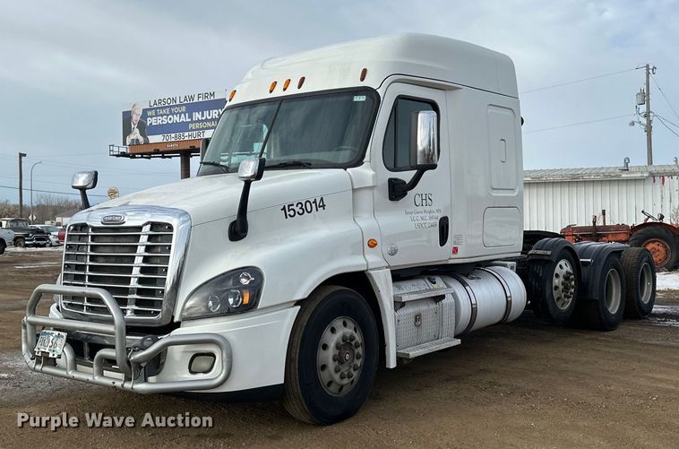 2015 Freightliner Cascadia 125 semi truck - DV0609