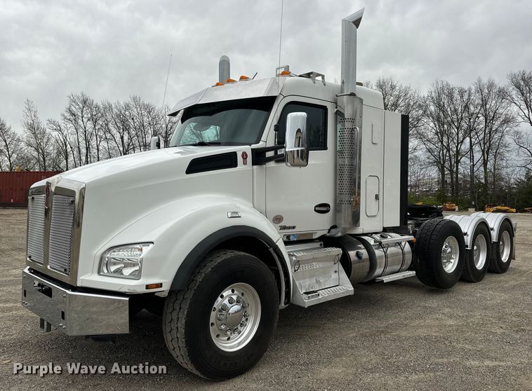 2021 Kenworth T880 semi truck - DV1878