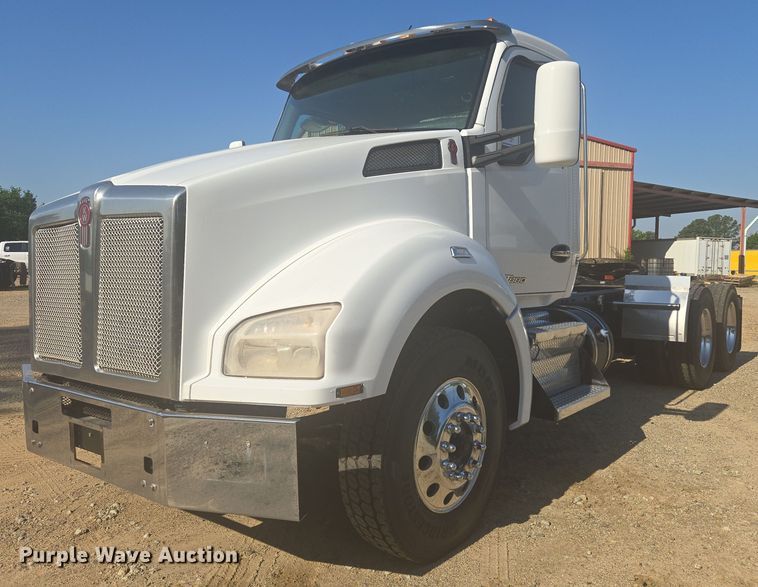 2020 Kenworth T880 semi truck - DW8699