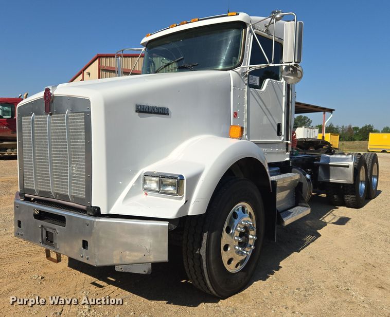 2020 Kenworth T800 semi truck - DW8700