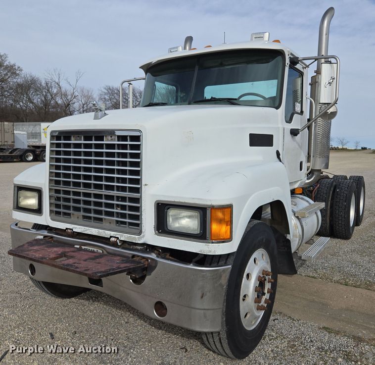 2005 Mack CH613 semi truck - ED2501