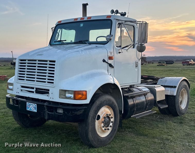 1994 International 8100 semi truck - EJ8392
