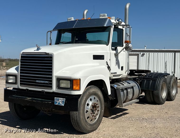 2012 Mack CHU613 semi truck - EJ8565