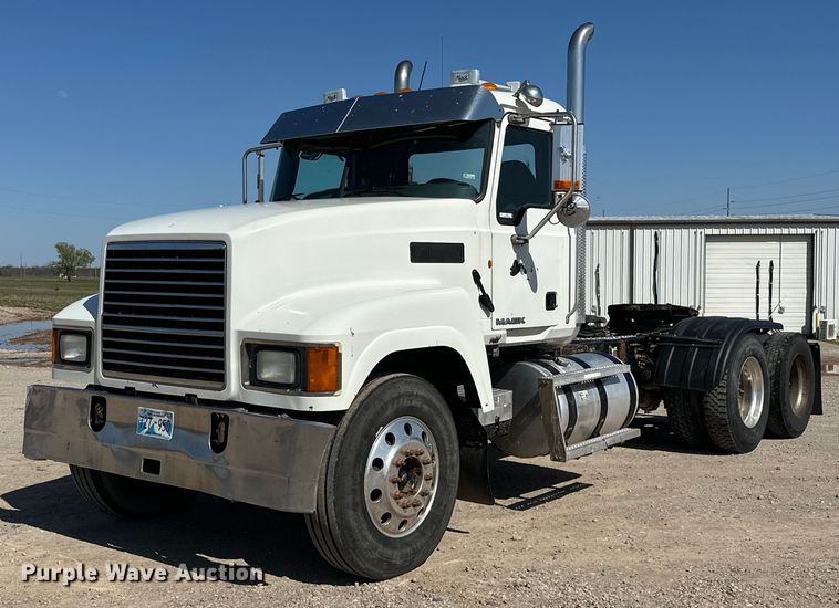 2013 Mack CHU613 semi truck - EJ8566