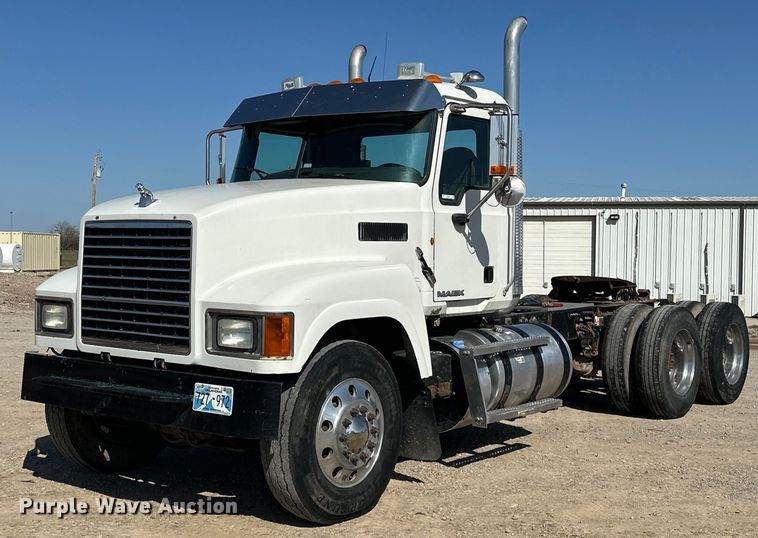 2012 Mack CHU613 semi truck - EJ8567