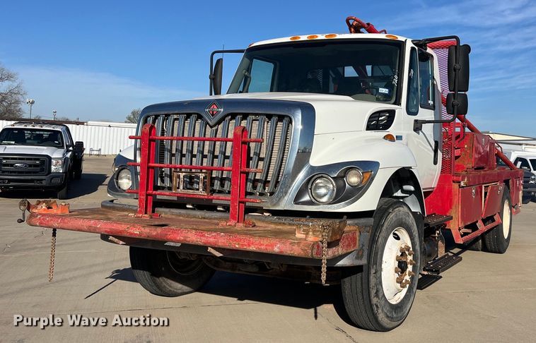 2015 International 7300 winch truck - EL5702