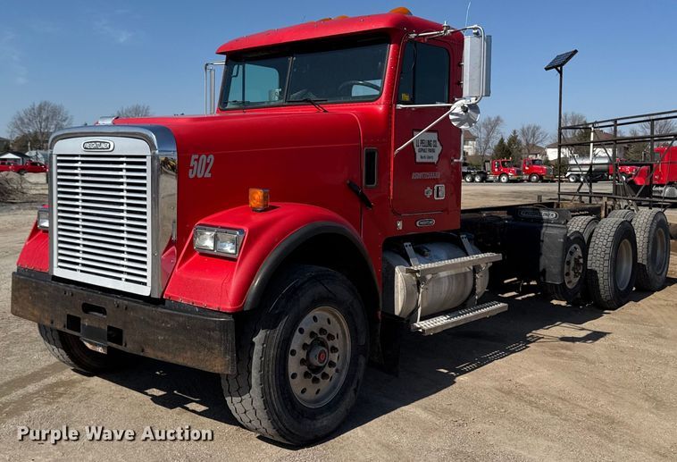 1998 Freightliner FLD120SD truck cab and chassis - EM3751