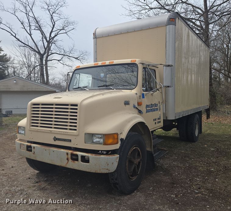 1999 International 4700 box truck - EM6010
