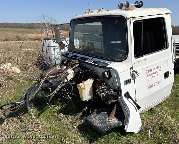 1994 Ford LTL 9000 truck cab and chassis - OB9550