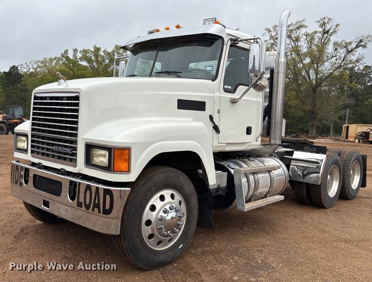 2015 Mack CHU613 semi truck - OB9598