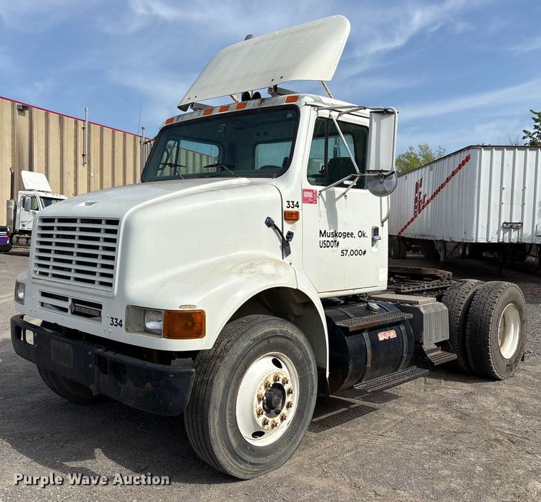 2003 International 8100 semi truck - OB9604