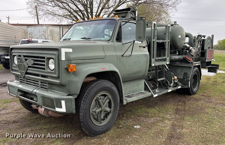 1987 Chevrolet C6500 fuel / lube truck - OB9613