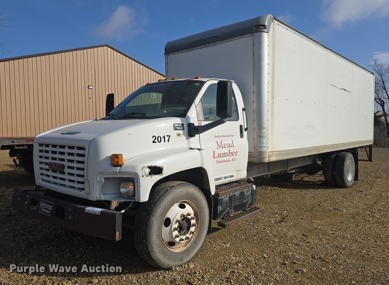 2005 GMC C7500 box truck - DO7803