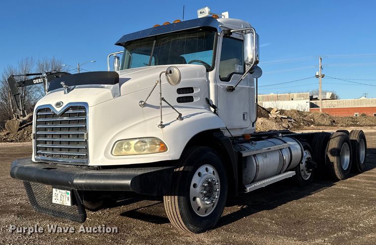 2005 Mack CXN613 truck cab and chassis - DT0543