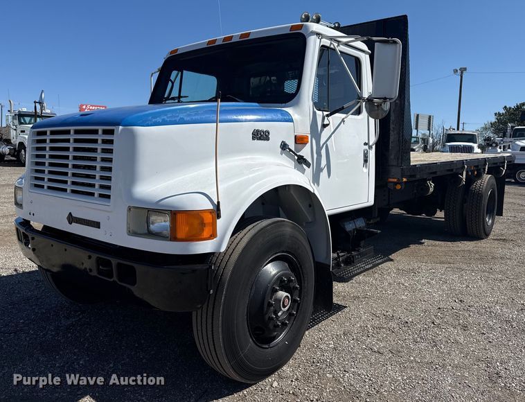 1995 International 4900 flatbed truck - EG2666