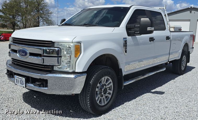 2017 Ford F250 Super Duty Crew Cab pickup truck - EH8838