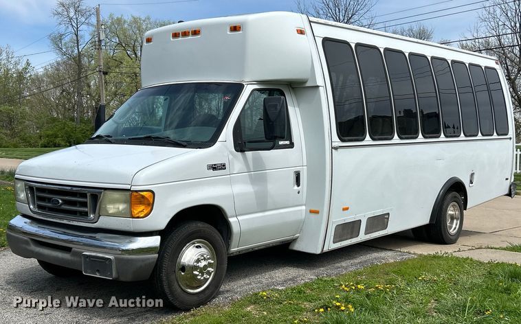 2003 Ford E450 Super Duty shuttle bus - EK2873