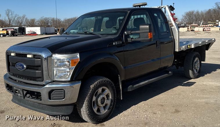 2016 Ford F250 Super Duty XL SuperCab flatbed pickup truck - EM3784