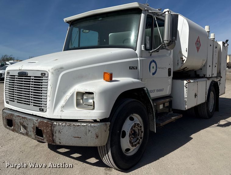 2003 Freightliner Business Class M2 fuel / lube truck - DM5639