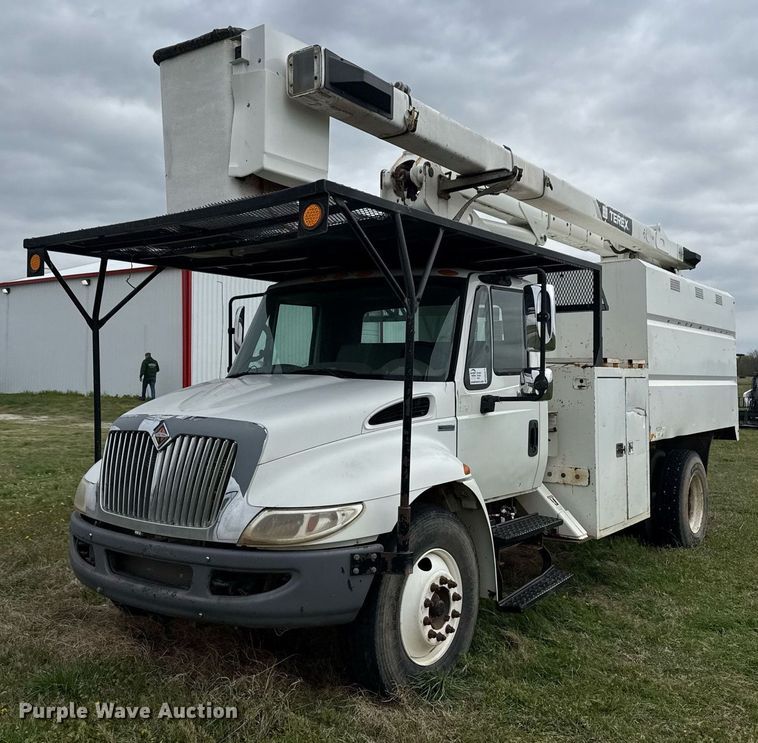 2009 International 4300 bucket truck - DM5674