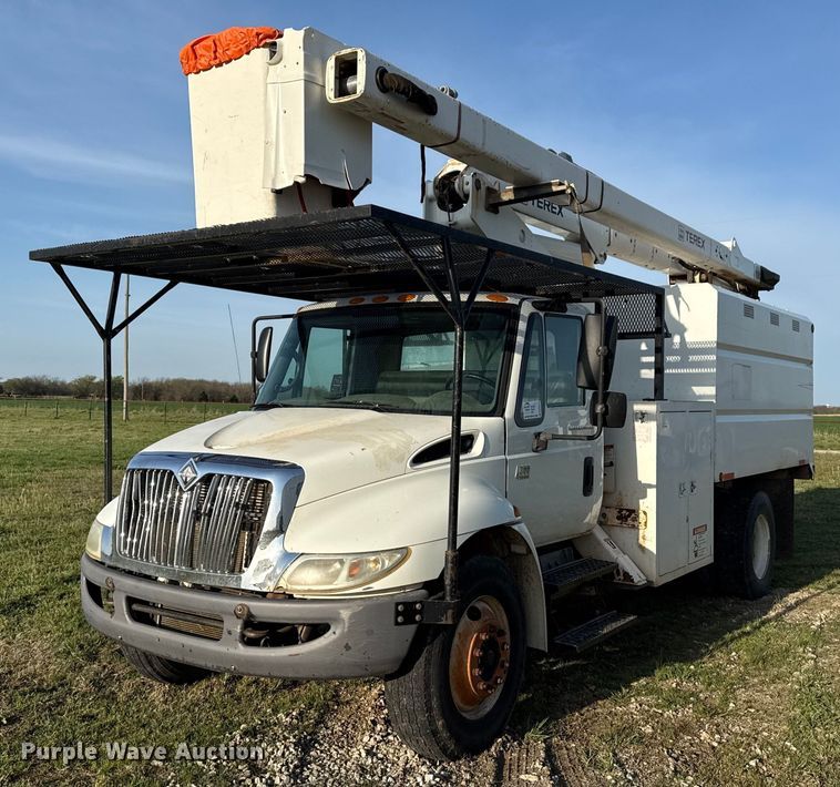 2008 International 4300 forestry bucket truck - DM5678