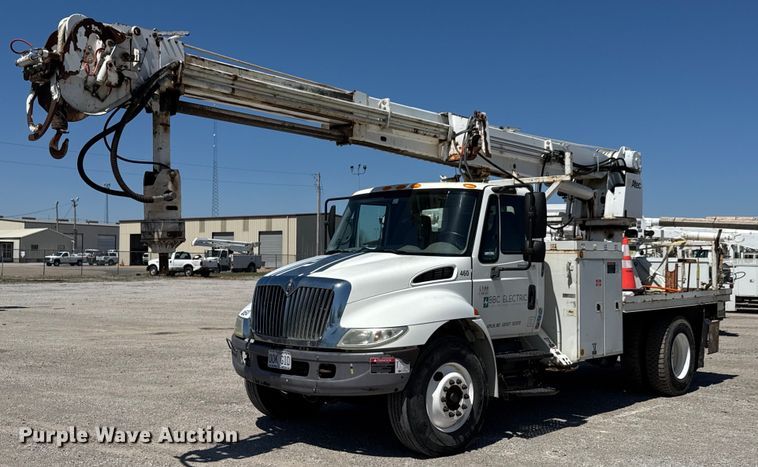 2004 International 4300 digger derrick truck - DO0777