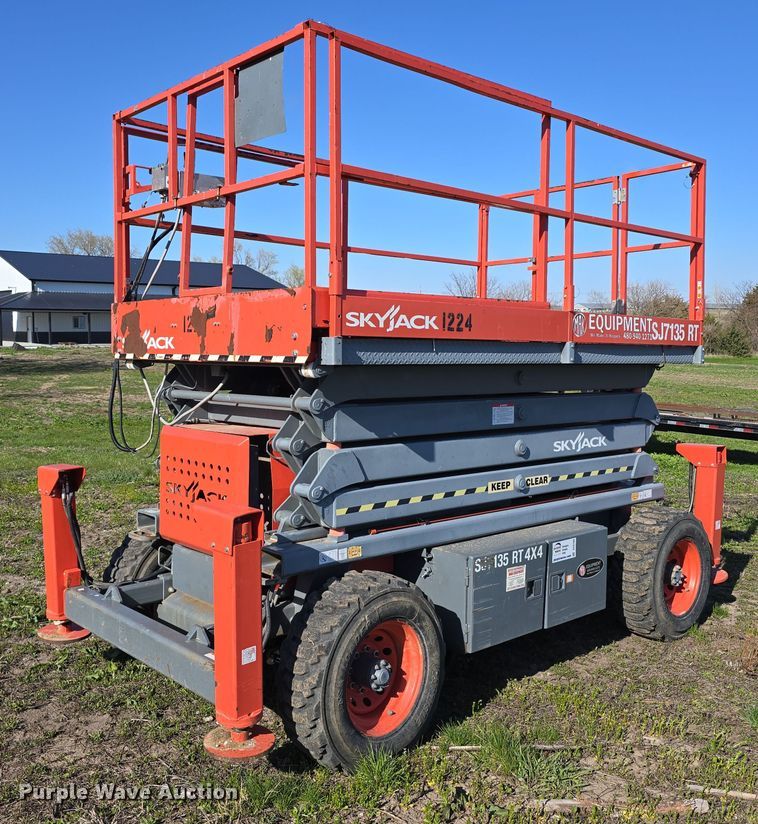 2003 SkyJack SJ7135 scissor lift - DT6784