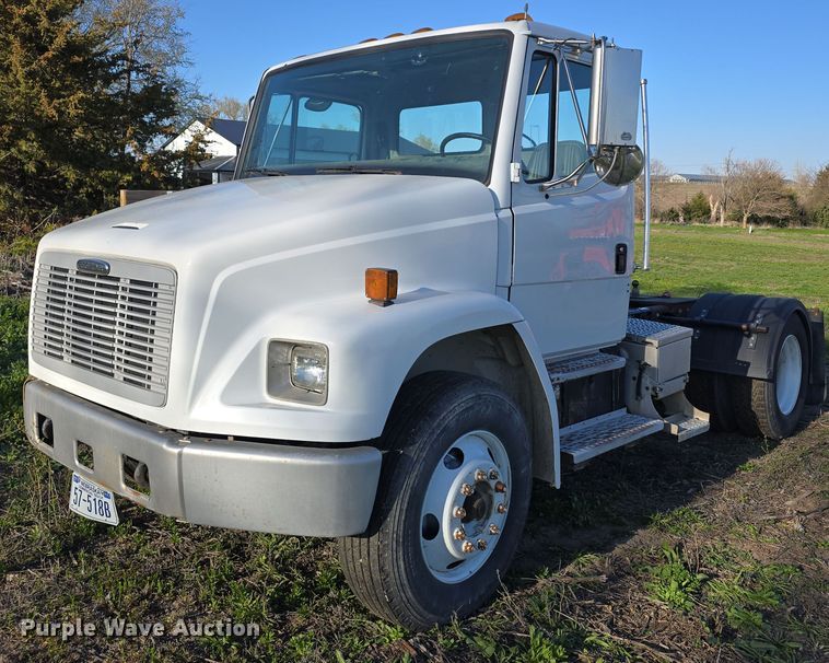2000 Freightliner FL70 semi truck - DT6785