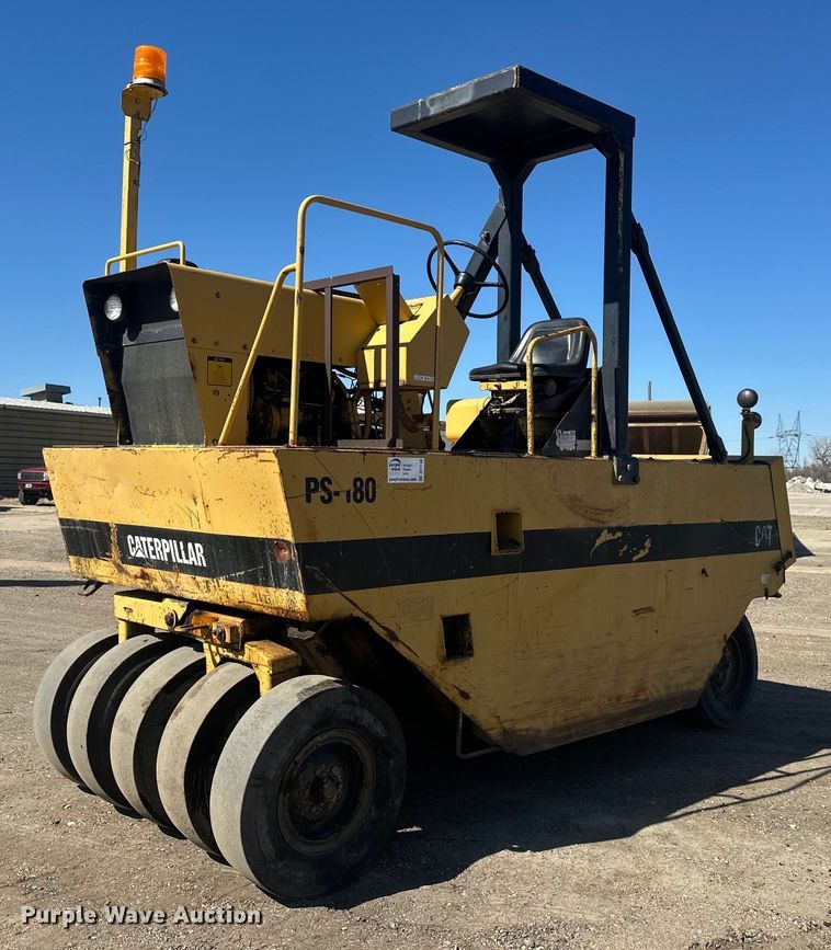 1992 Caterpillar PS-180 pneumatic roller - DT7148
