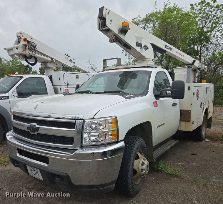 2013 Chevrolet Silverado 3500HD bucket truck - DW8680