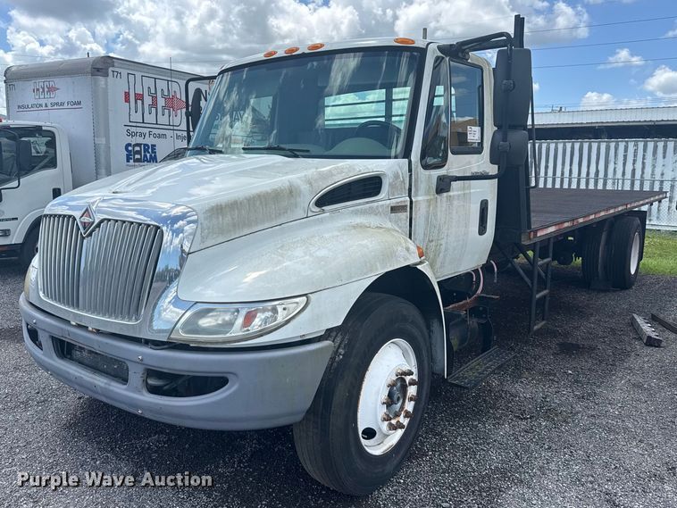 2014 International 4300 flatbed truck - EC3524