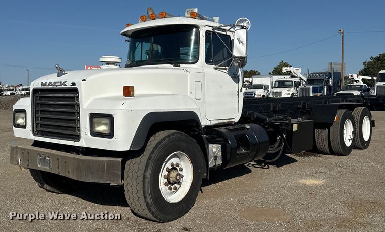 1999 Mack RD688S roll-off container truck - EG2196