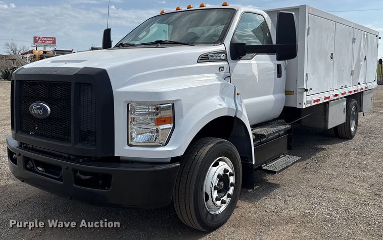 2016 Ford F650 Super Duty flatbed truck - EG5698