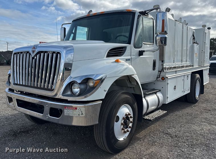 2013 International 7400 fuel / lube truck - EG5710