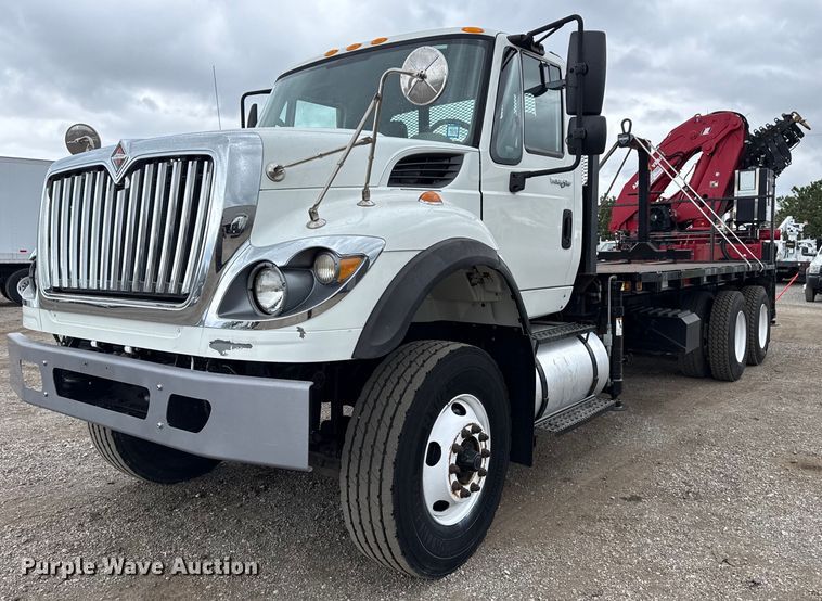 2014 International 7500 crane truck - EG5722