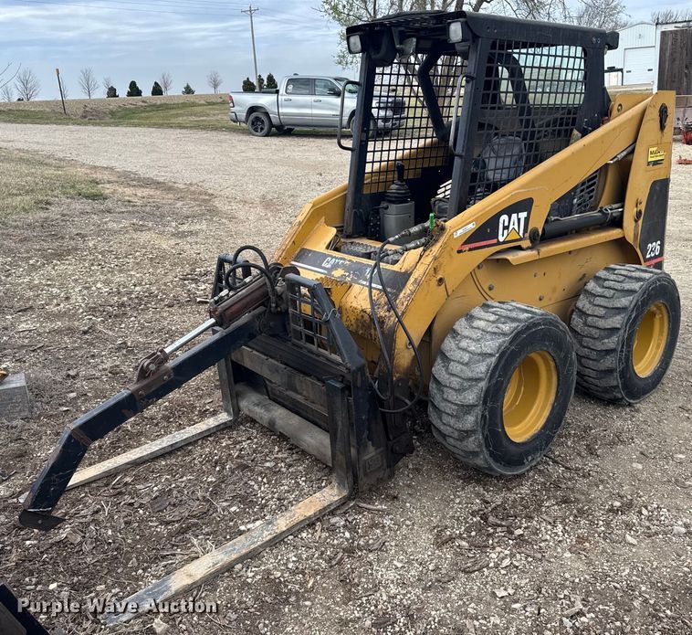 2002 Caterpillar 236 skid steer loader - EG6211