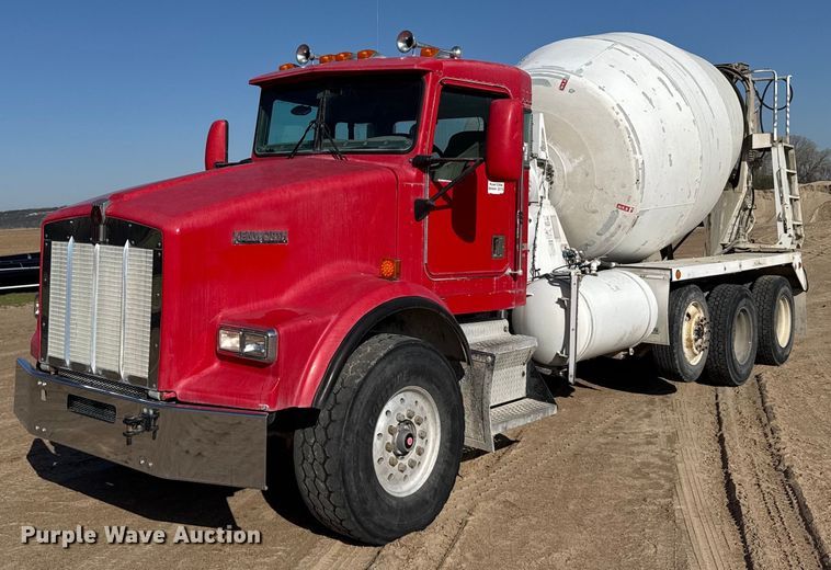 2001 Kenworth T800 ready mix truck - EG6319
