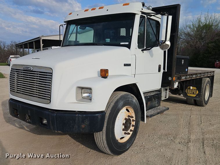 2000 Freightliner FL70 flatbed truck - EI8946