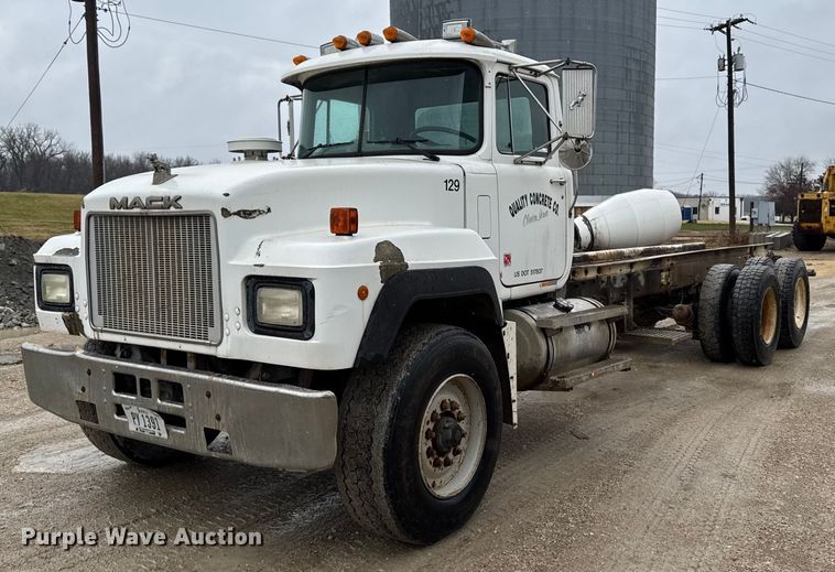 1995 Mack RD690S truck cab and chassis - EM3773