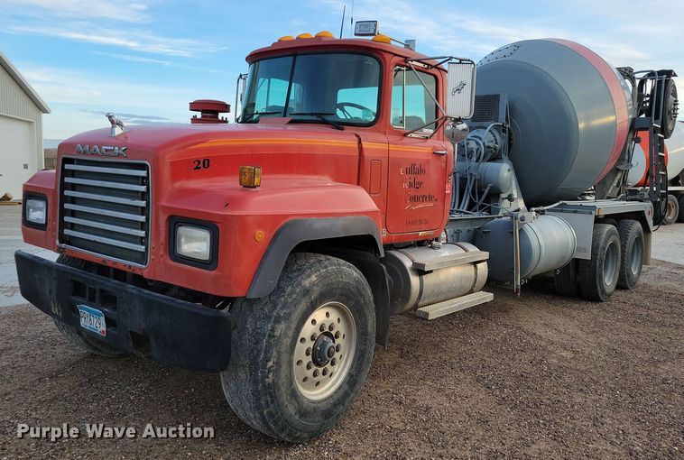 1997 Mack RD690S ready mix truck - NB9981