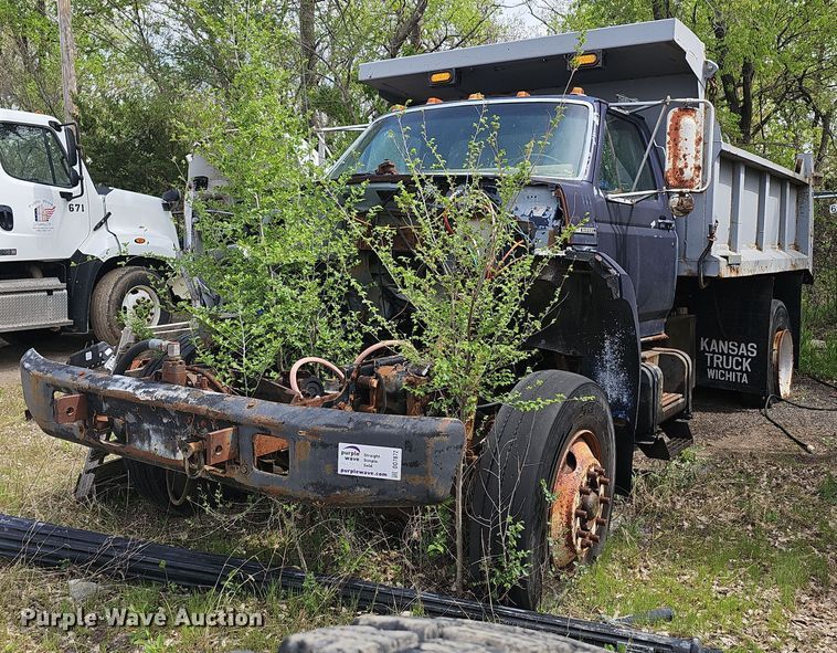 1994 Ford F700 dump truck - DO7872